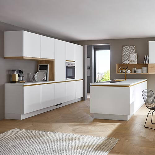 kuechenkombination artis von nobilia mit fronten in glasoptik, alpinweiss matt und integrierte e-geräte